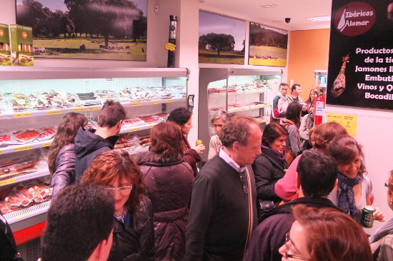 Interior de Tienda ibericos Alomar - LLeno de clientes