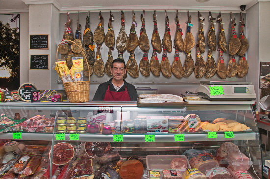 Encargado trabajando en el interior de la Tienda Ibericos Alomar